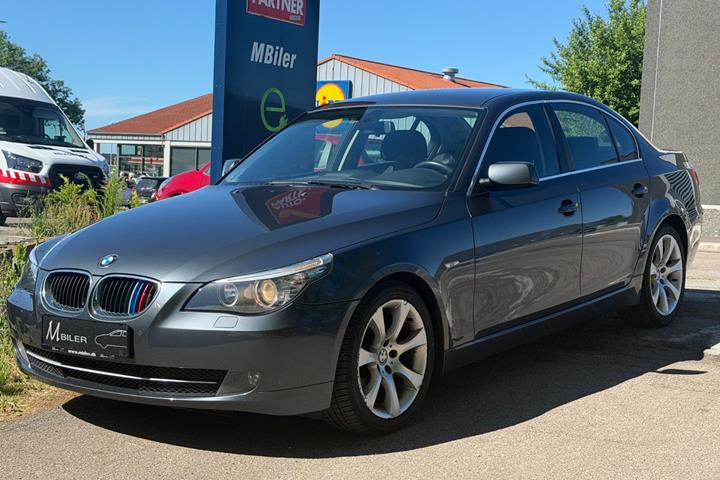 Grå BMW 520i fra 2008 set udefra