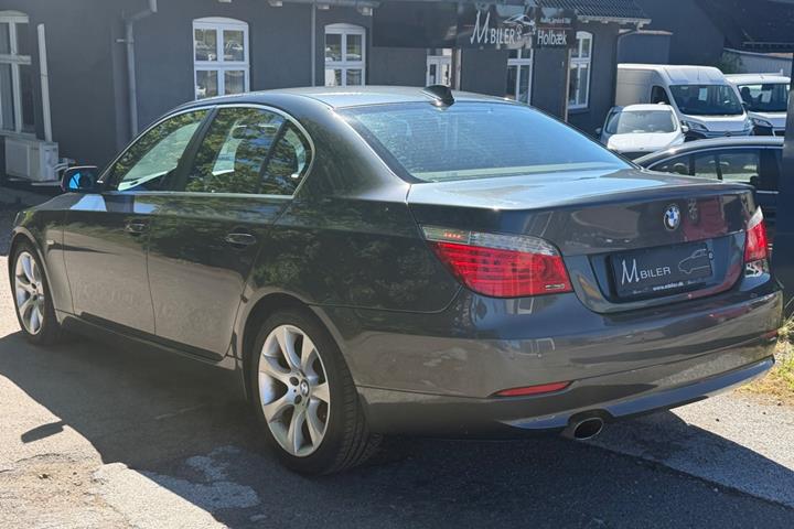 Grå BMW 520i fra 2008
