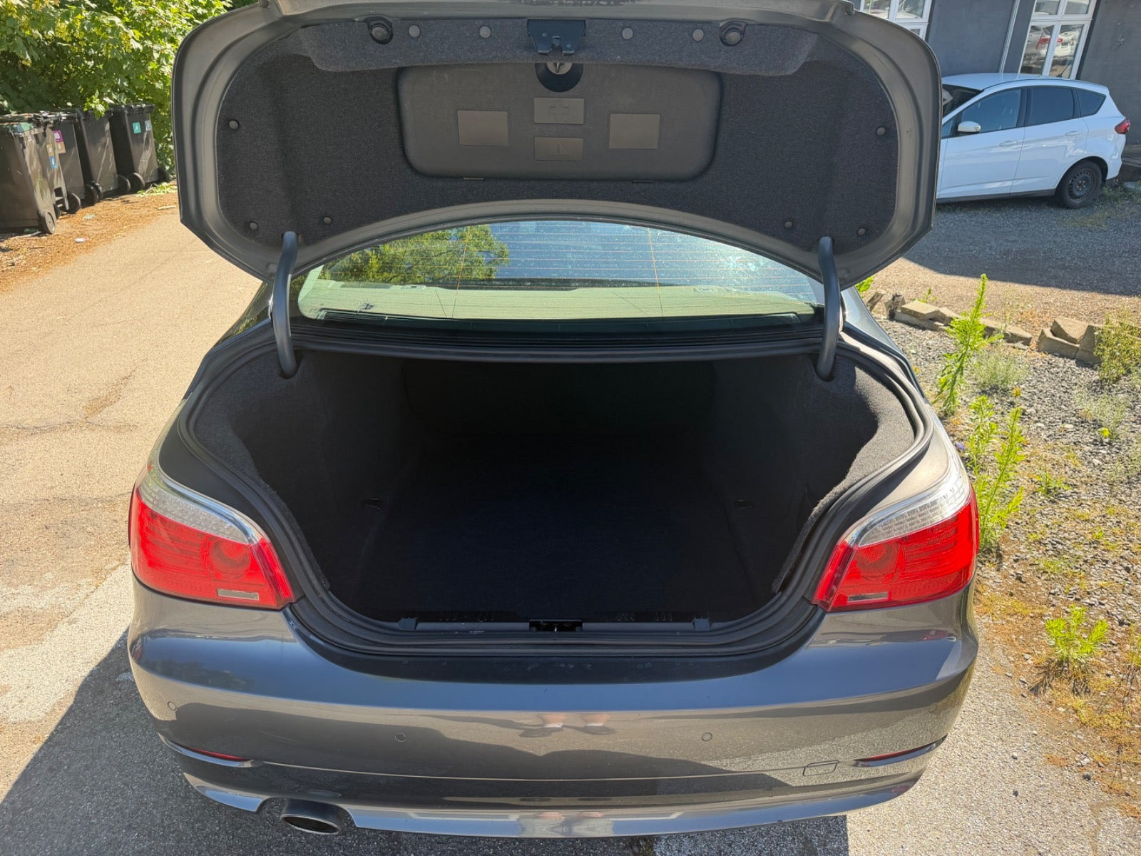 Grå BMW 520i fra 2008