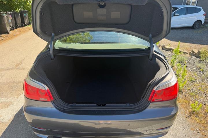 Grå BMW 520i fra 2008