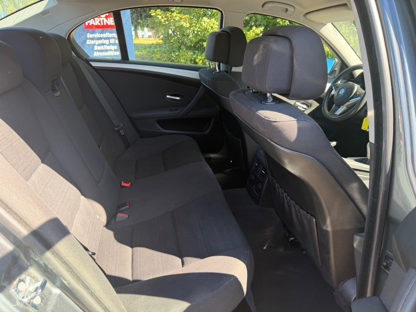 Grå BMW 520i fra 2008