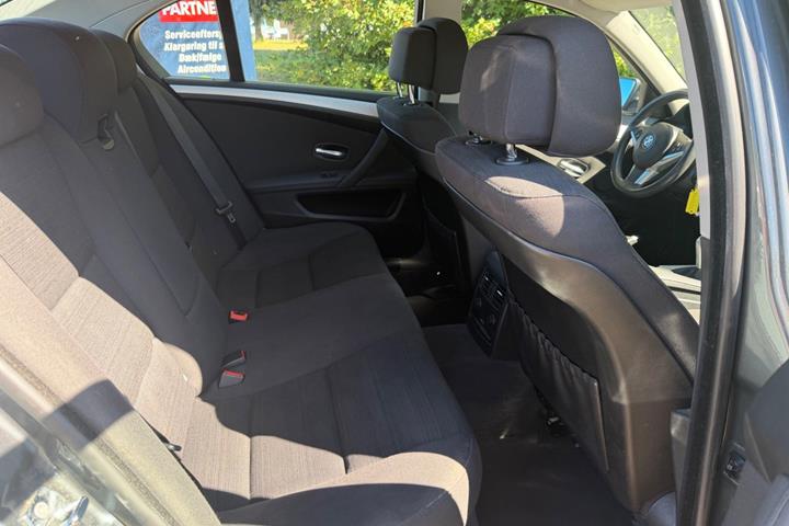 Grå BMW 520i fra 2008
