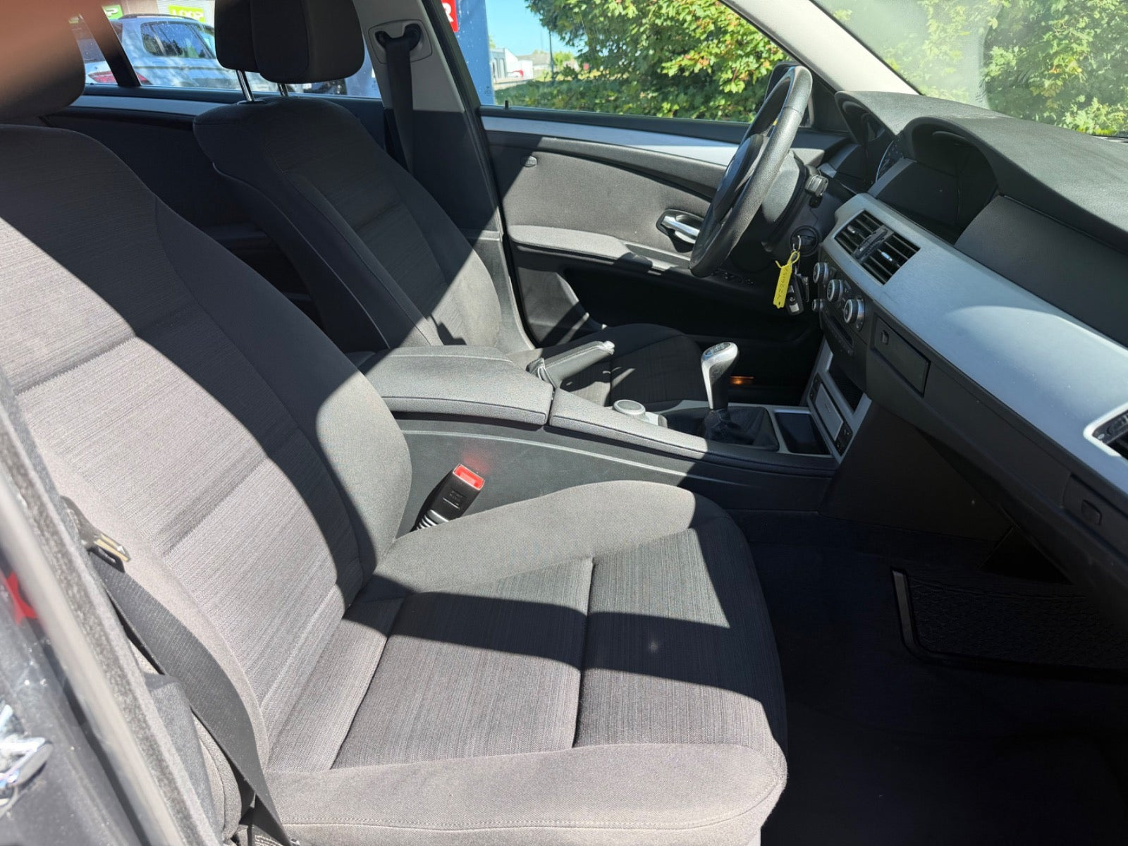 Grå BMW 520i fra 2008