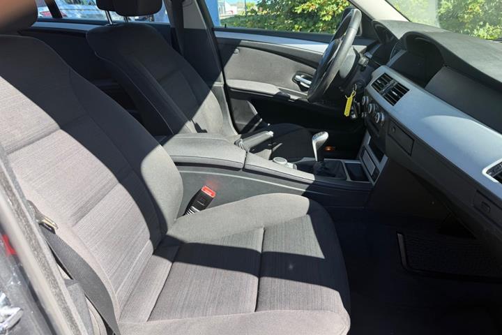 Grå BMW 520i fra 2008