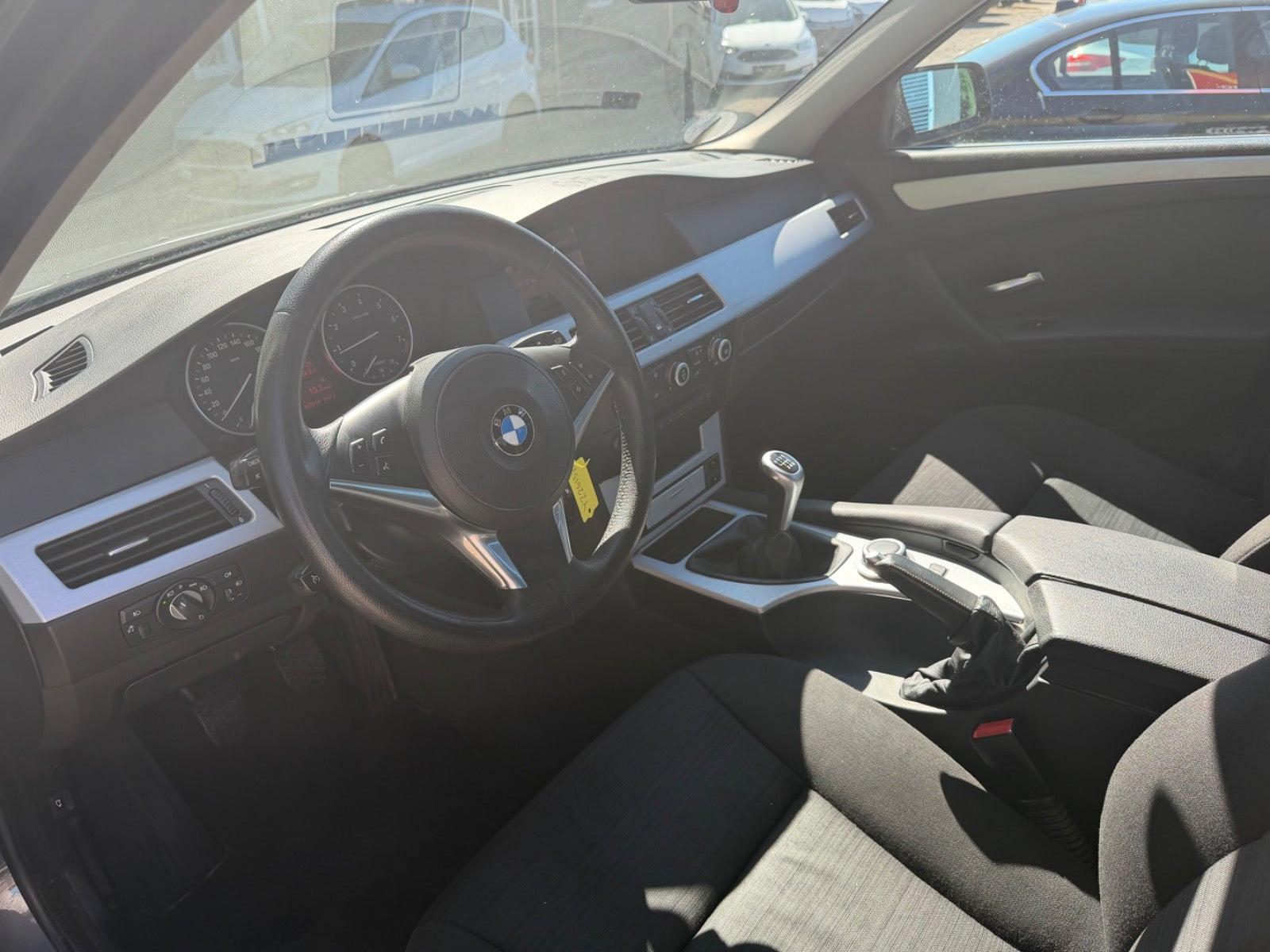 Grå BMW 520i fra 2008