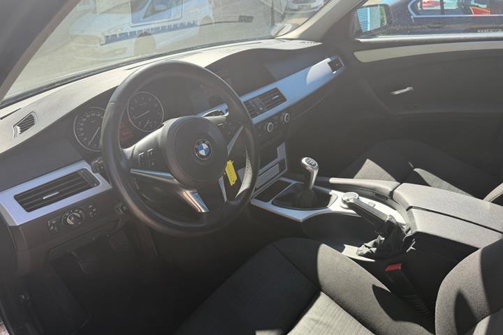Grå BMW 520i fra 2008