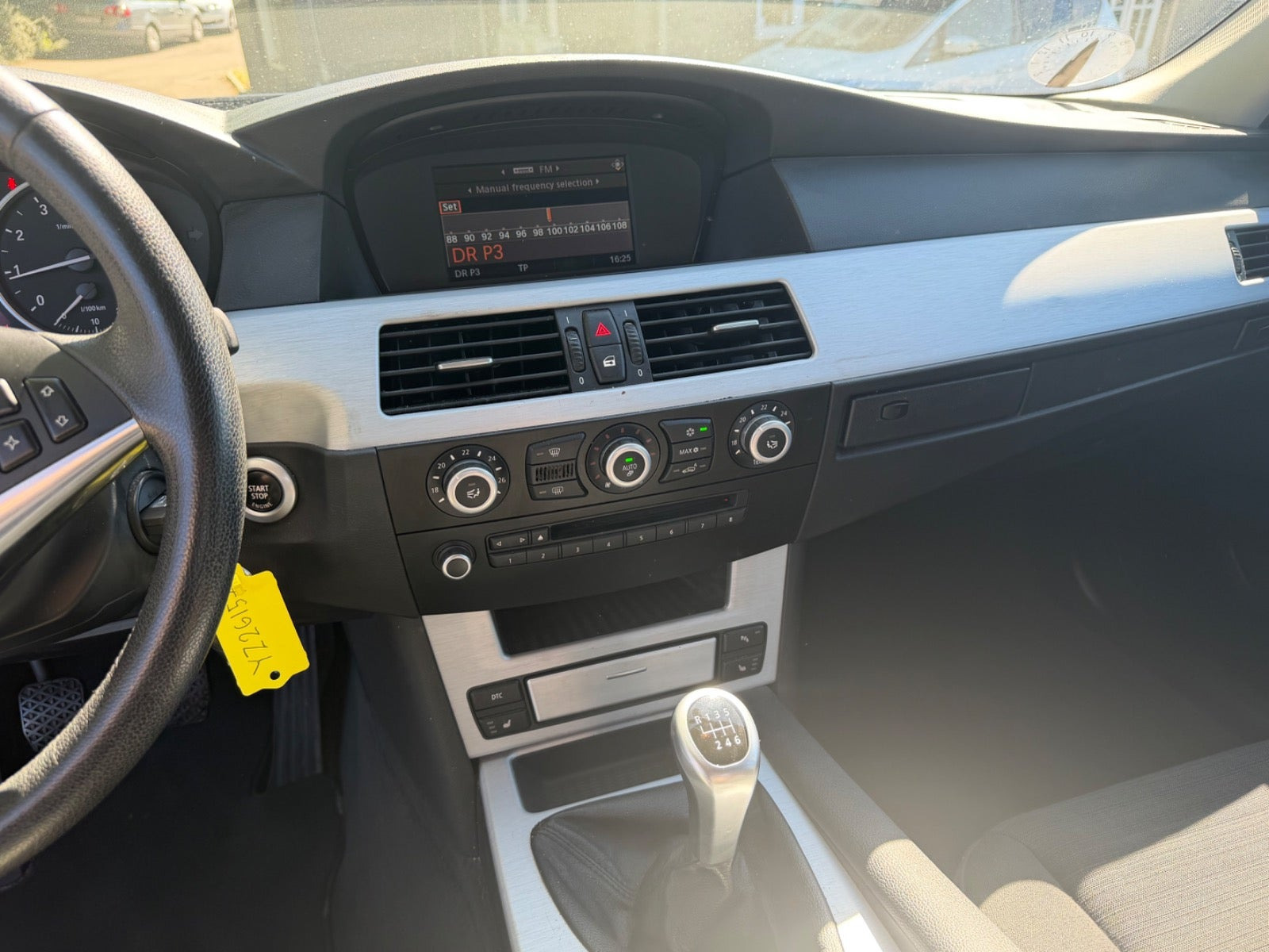 Grå BMW 520i fra 2008