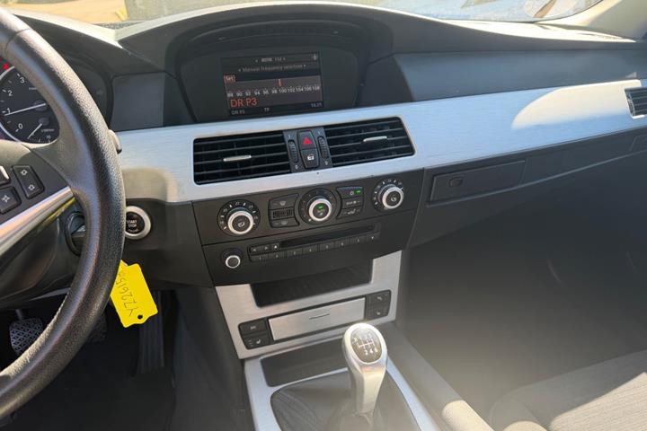 Grå BMW 520i fra 2008
