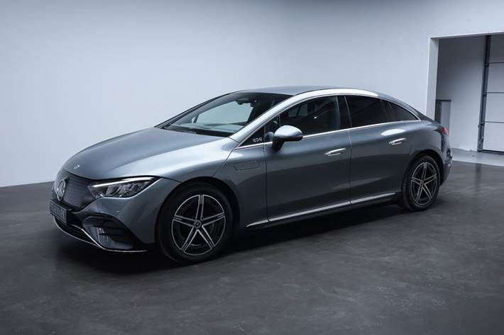 Grå Mercedes EQE350+ fra 2022