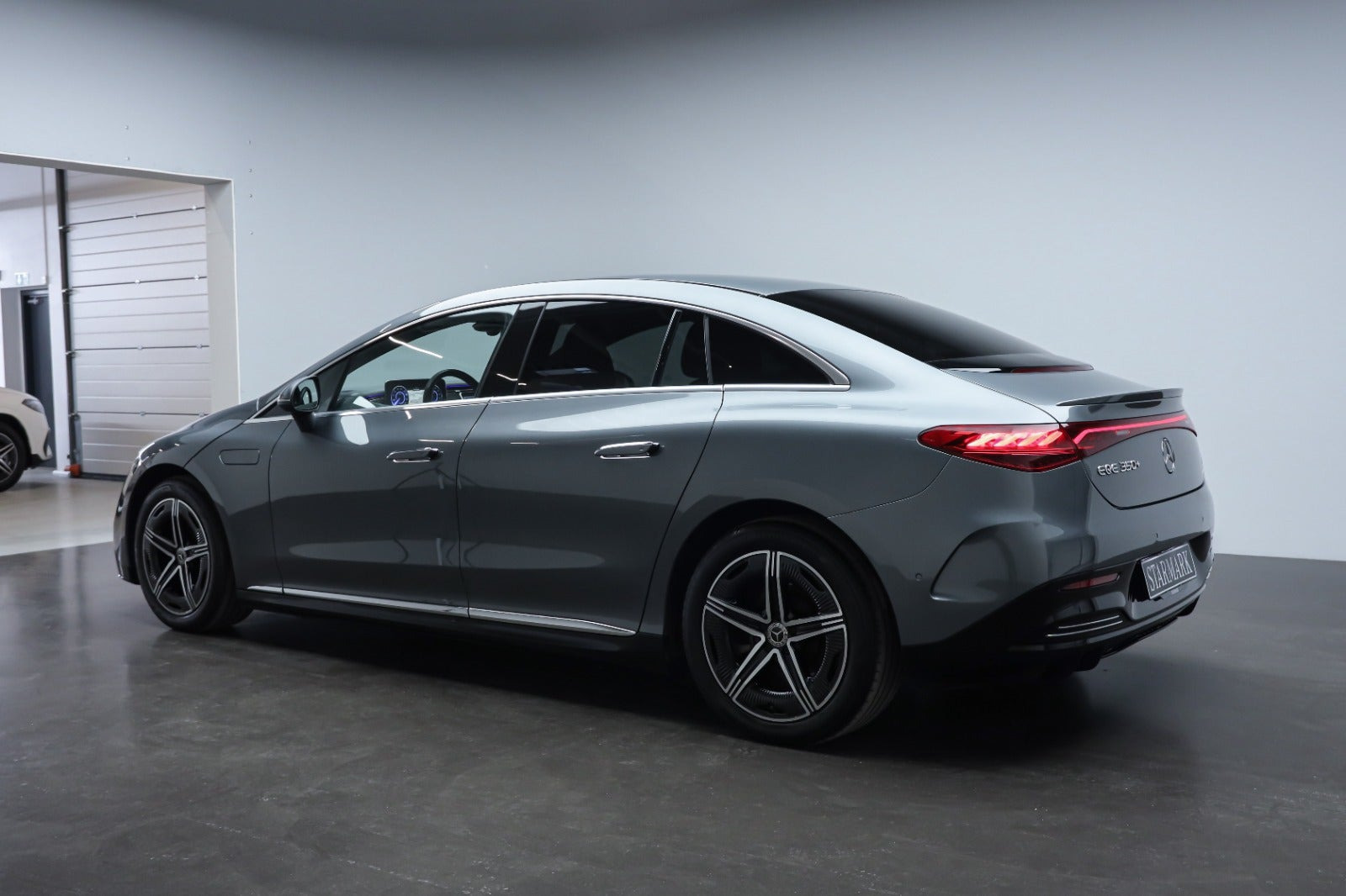 Grå Mercedes EQE350+ fra 2022
