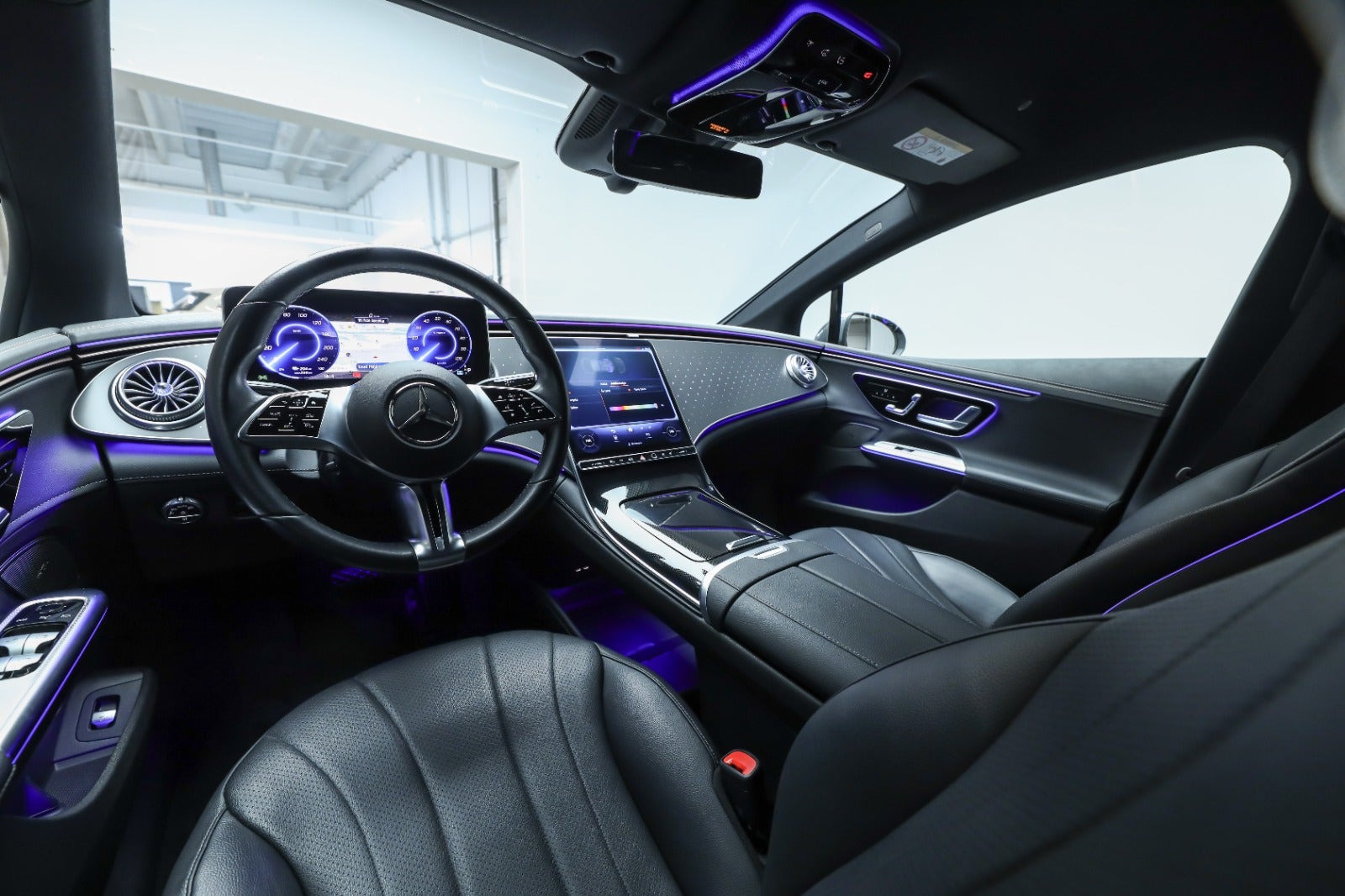 Grå Mercedes EQE350+ fra 2022