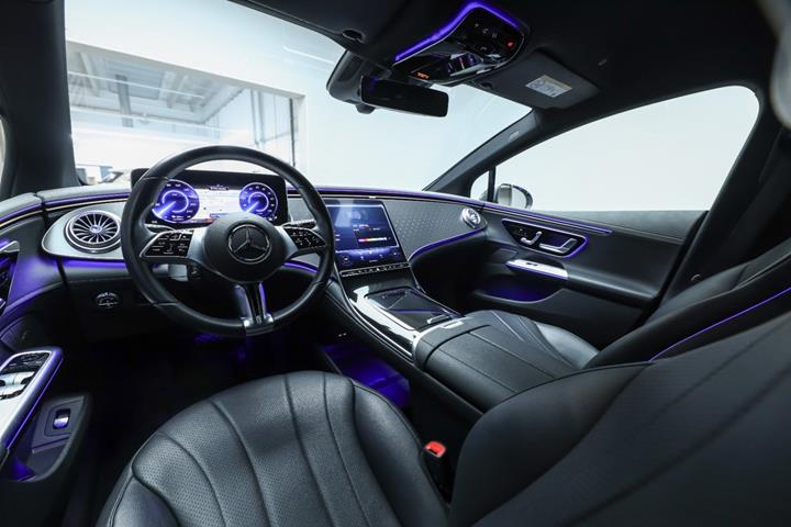 Grå Mercedes EQE350+ fra 2022