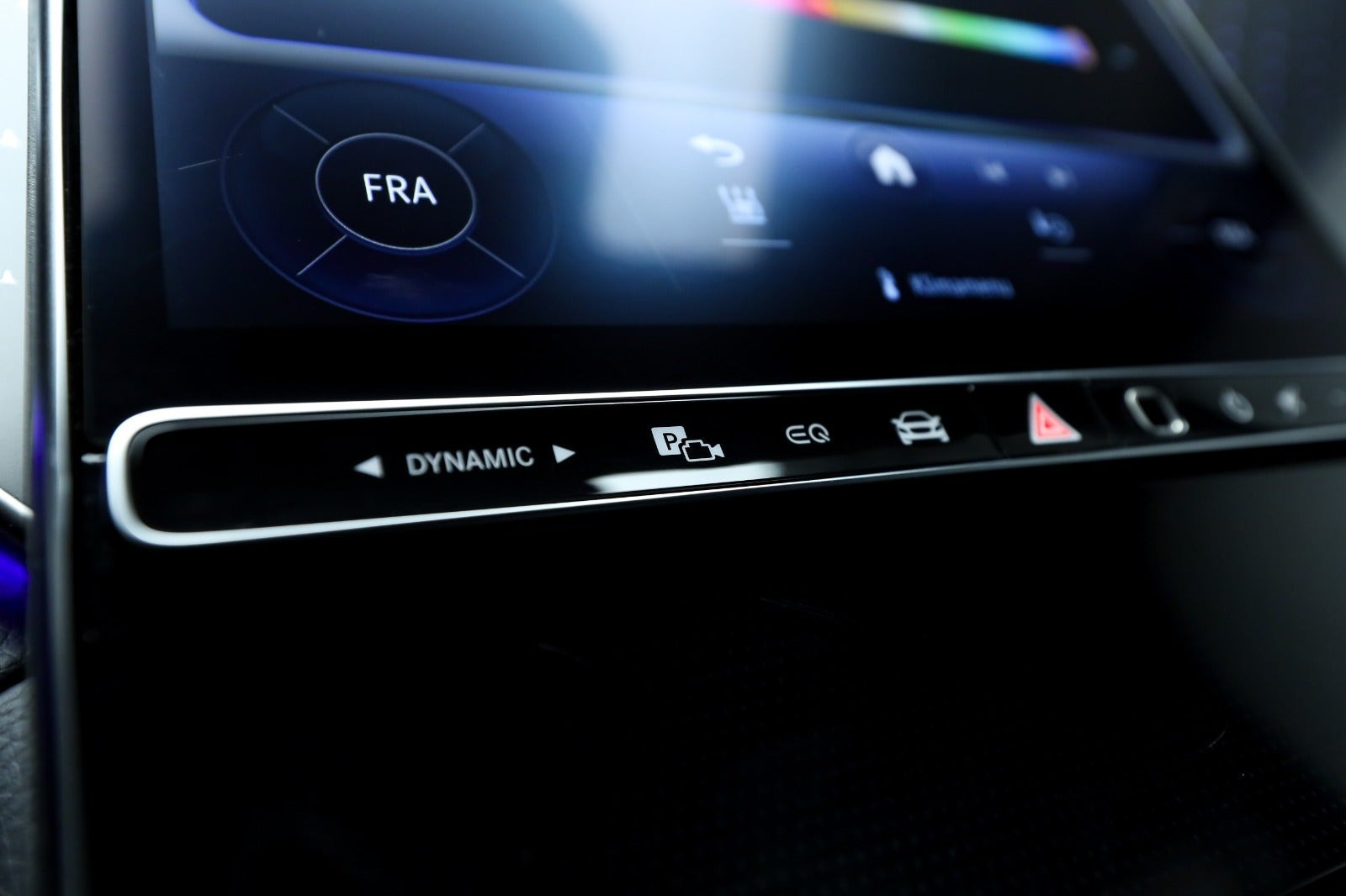 Grå Mercedes EQE350+ fra 2022