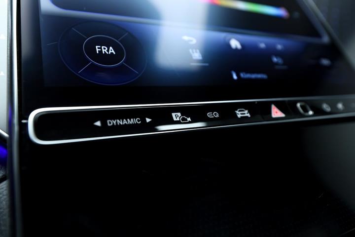 Grå Mercedes EQE350+ fra 2022