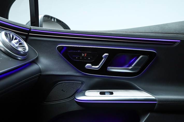 Grå Mercedes EQE350+ fra 2022