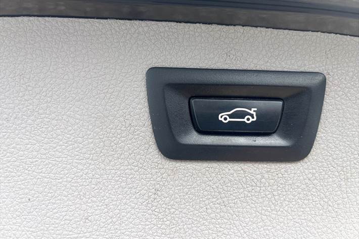Sort BMW 320d fra 2017