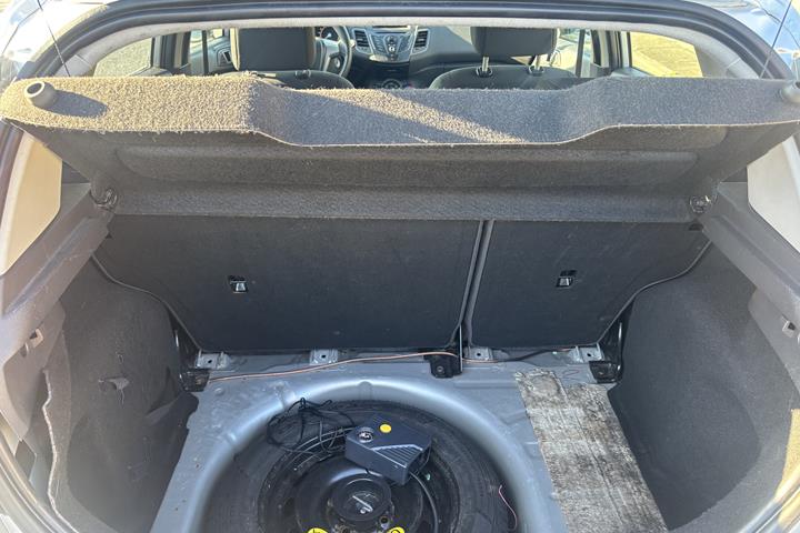 Grå Ford Fiesta fra 2013