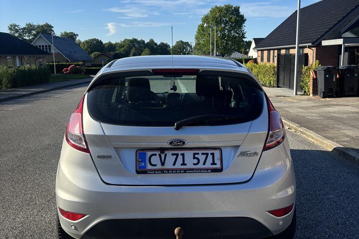 Grå Ford Fiesta fra 2013