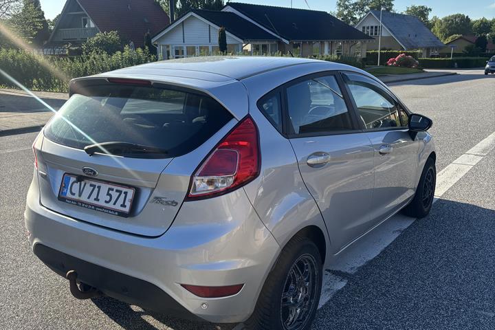 Grå Ford Fiesta fra 2013