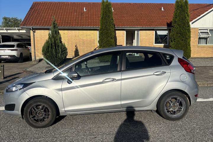 Grå Ford Fiesta fra 2013