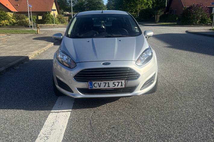Grå Ford Fiesta fra 2013
