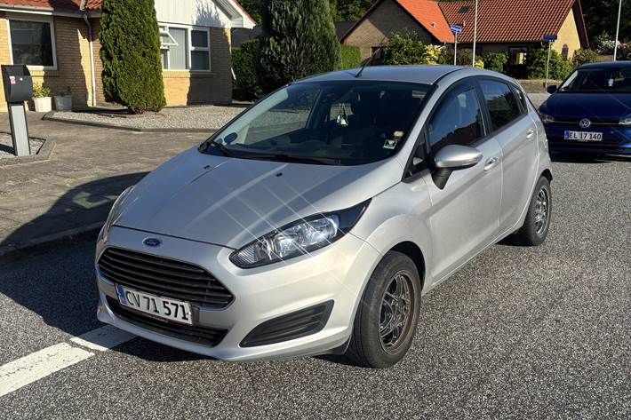 Grå Ford Fiesta fra 2013
