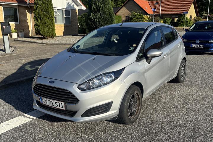 Grå Ford Fiesta fra 2013