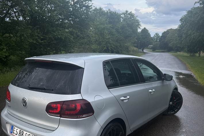 Grå VW Golf fra 2009