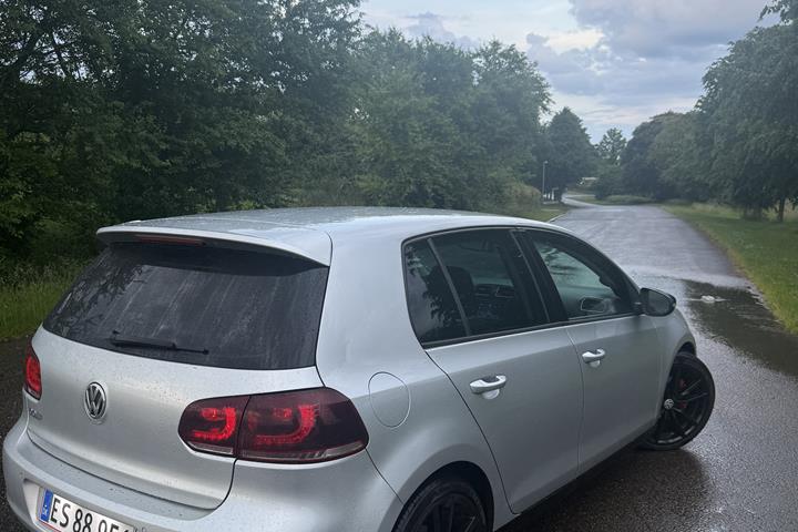 Grå VW Golf fra 2009