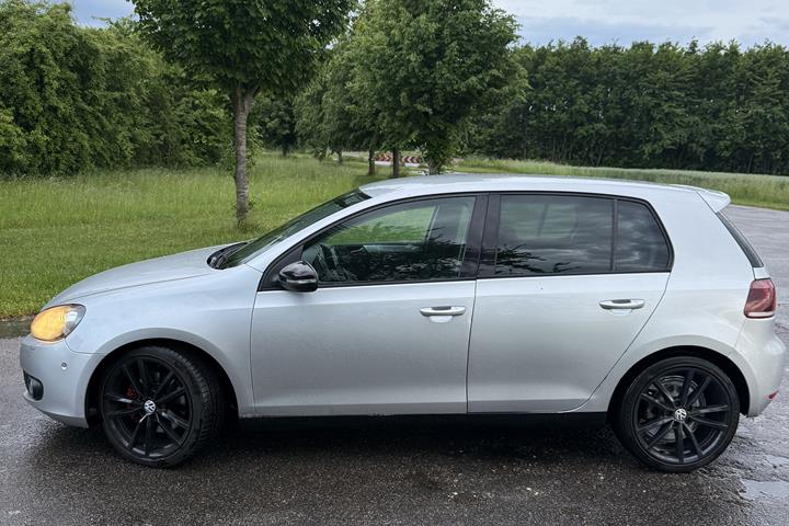Grå VW Golf fra 2009