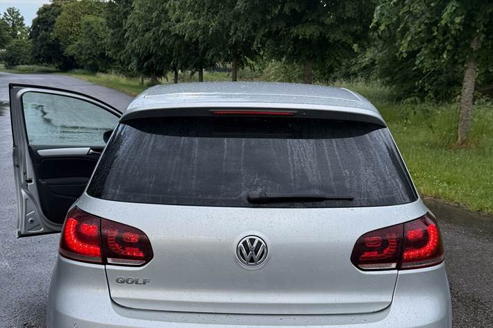 Grå VW Golf fra 2009