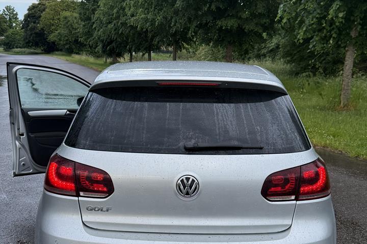 Grå VW Golf fra 2009
