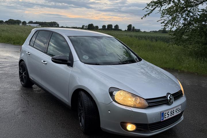 Grå VW Golf fra 2009