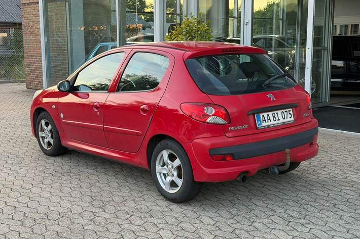 Rød Peugeot 206+ fra 2012