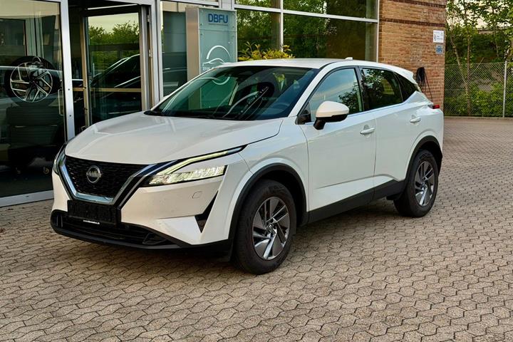 Hvid Nissan Qashqai fra 2023 set udefra