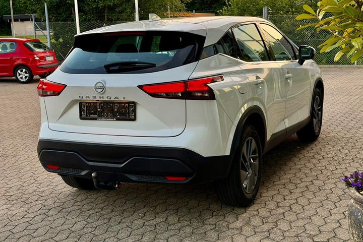 Hvid Nissan Qashqai fra 2023