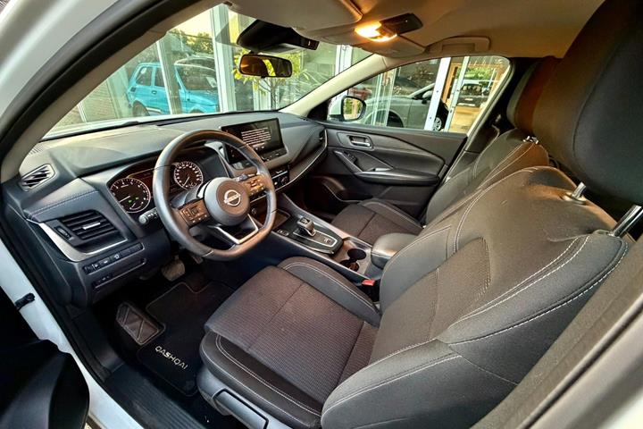 Hvid Nissan Qashqai fra 2023