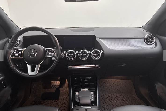 Blå Mercedes EQA250+ fra 2023