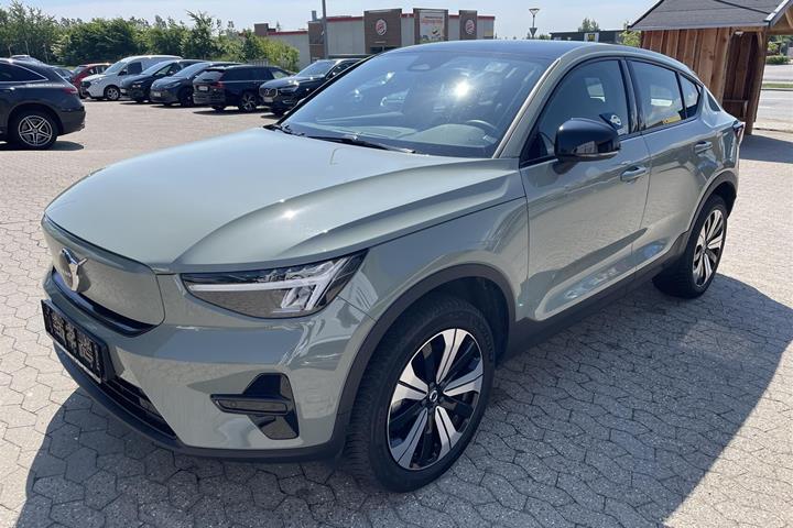 Grøn Volvo C40 fra 2023 set udefra