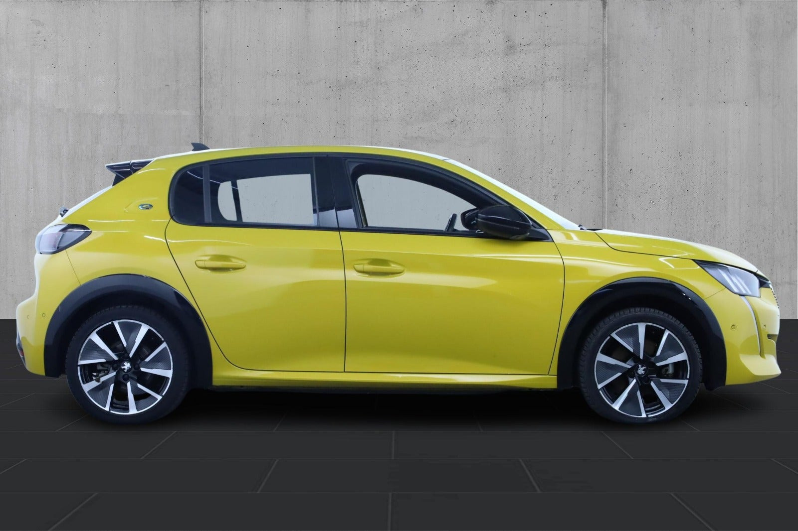 Gul Peugeot e-208 fra 2020