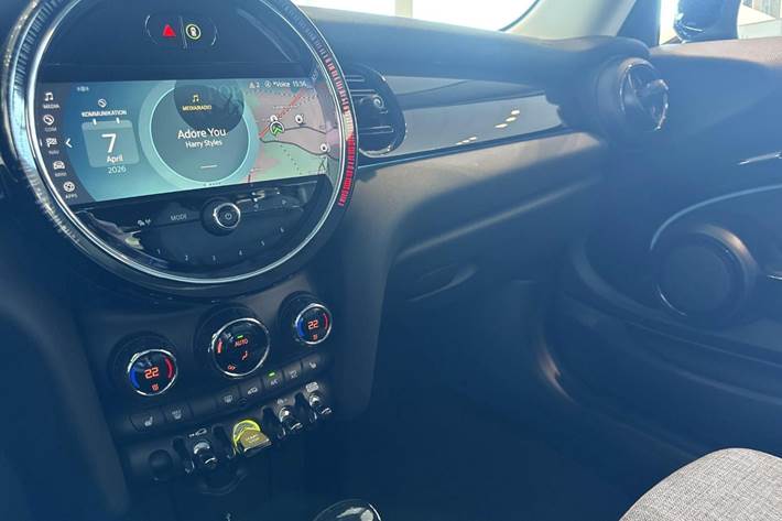 Blå Mini Cooper SE fra 2022