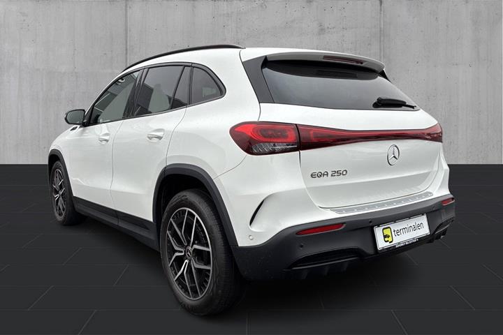 Hvid Mercedes EQA250 fra 2022