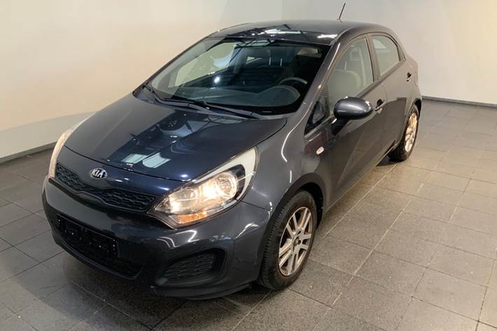 Grå Kia Rio fra 2014 set udefra