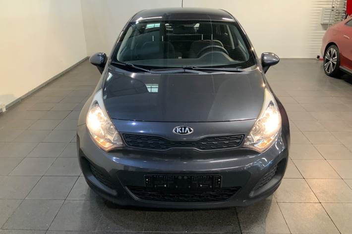 Grå Kia Rio fra 2014