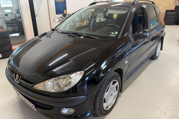 Sort Peugeot 206 fra 2003 set udefra