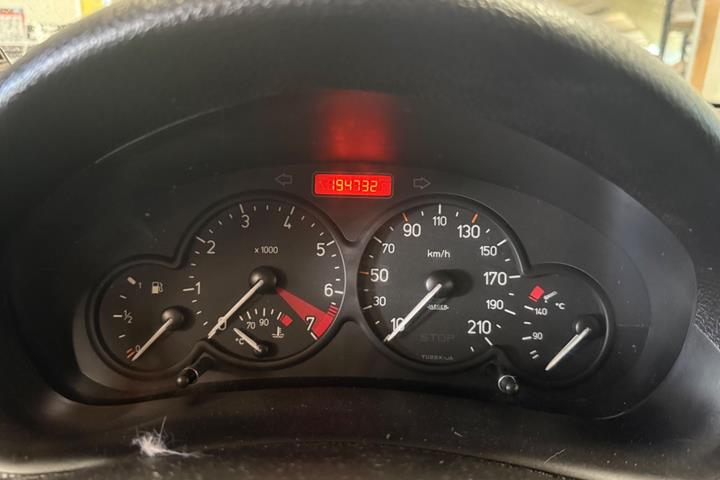 Sort Peugeot 206 fra 2003