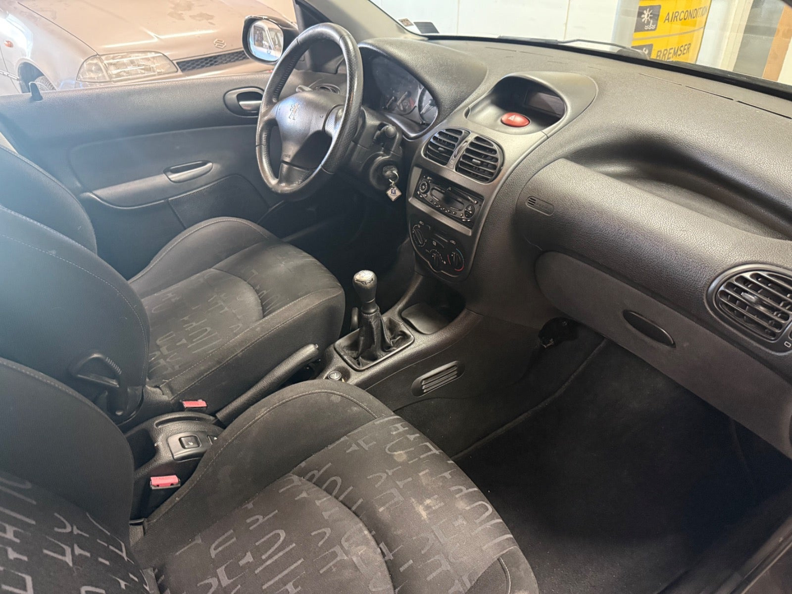 Sort Peugeot 206 fra 2003