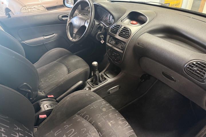 Sort Peugeot 206 fra 2003
