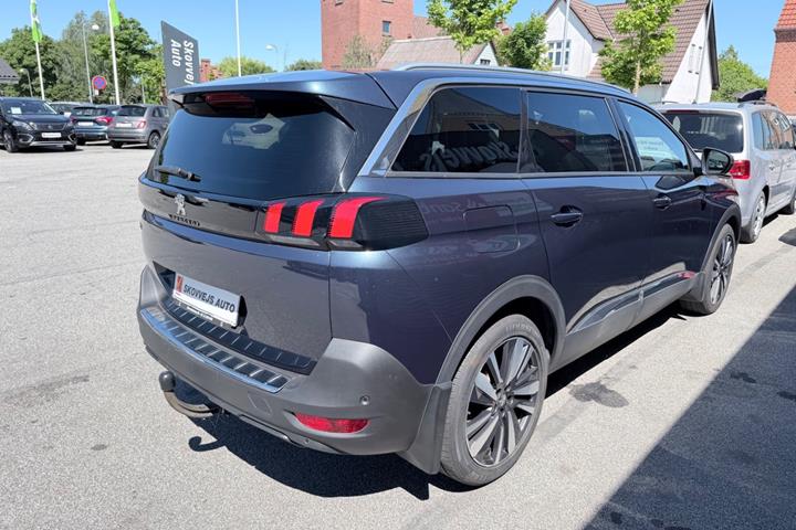 Blå Peugeot 5008 fra 2020