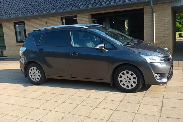 Grå Toyota Verso fra 2013